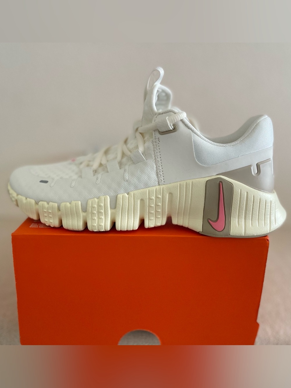 W Nike Free Metcon 5 Sail Sanddrift Workout Shoes DV3950-100 Women’s